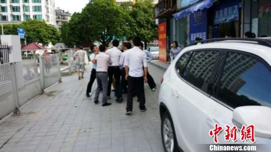 4日下午4时许,拱北粤海中路和华公寓楼下发生一起案件:两家地产中介店的员工为争抢一个铺位而大打出手 胡春 摄 4日下午4时许,拱北粤海中路和华公寓楼下发生一起案件:两家地产中介店的员工为争抢一个铺位而大打出手 胡春 摄