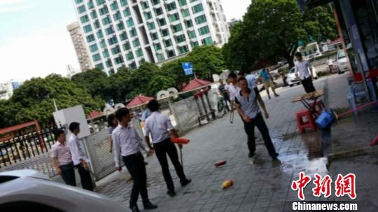 珠海拱北警方10日对媒体公布，日前发生在该市拱北一起群殴案有10人被刑拘。胡春 摄